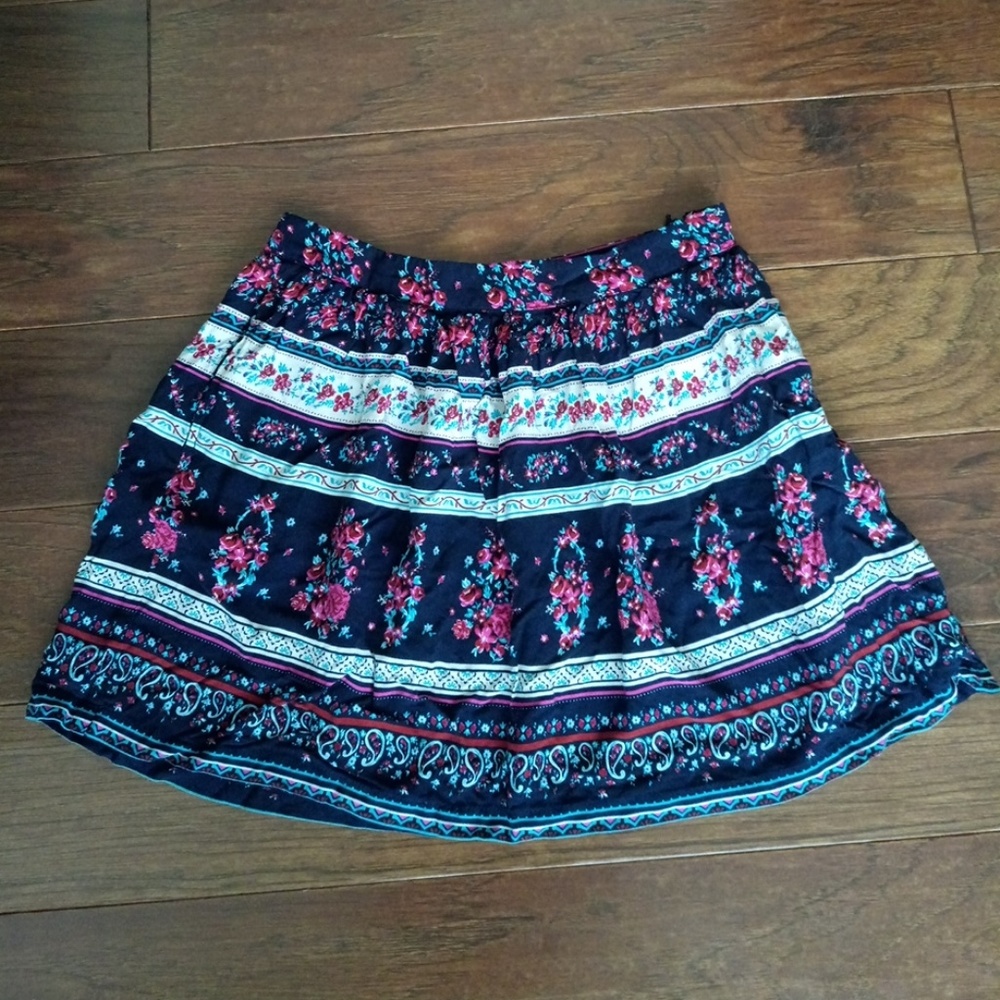 Navy patterned mini Skirt with pockets!